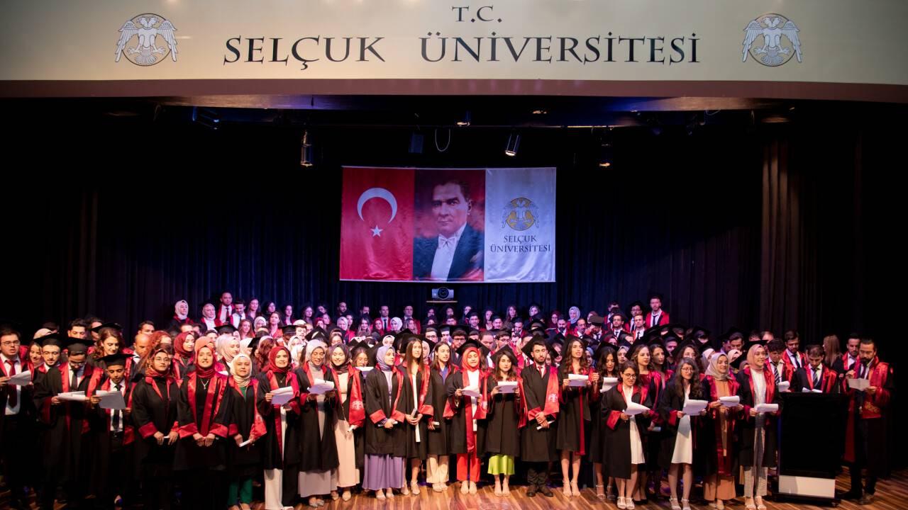 Genç hekimler diplomalarını aldı