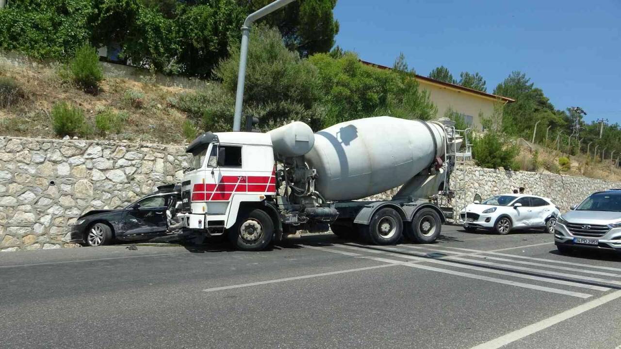 Muğla’da beton mikseri 4 otomobili biçti