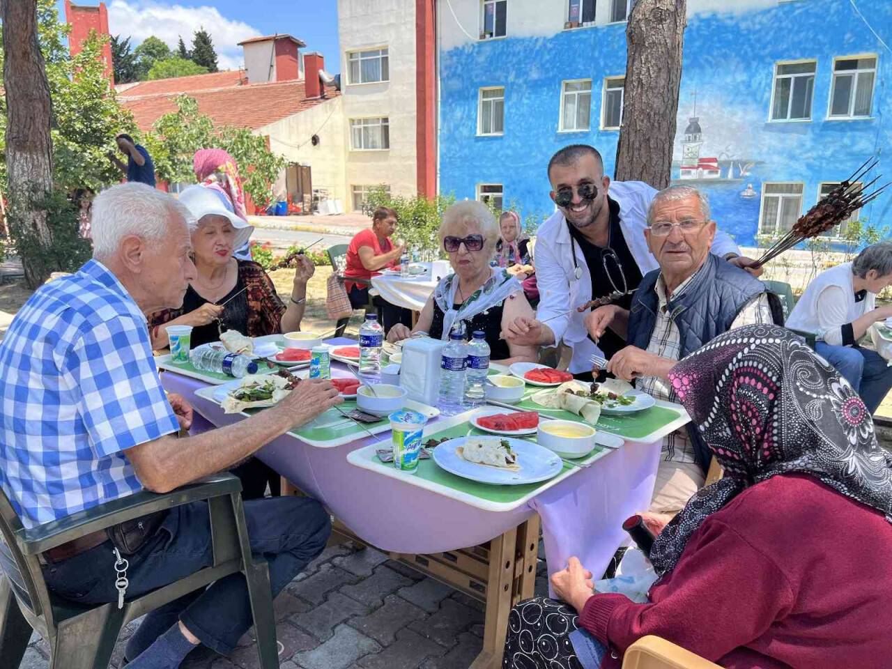 Bursalı fenomen ciğerci huzur evi sakinlerini sevindirdi