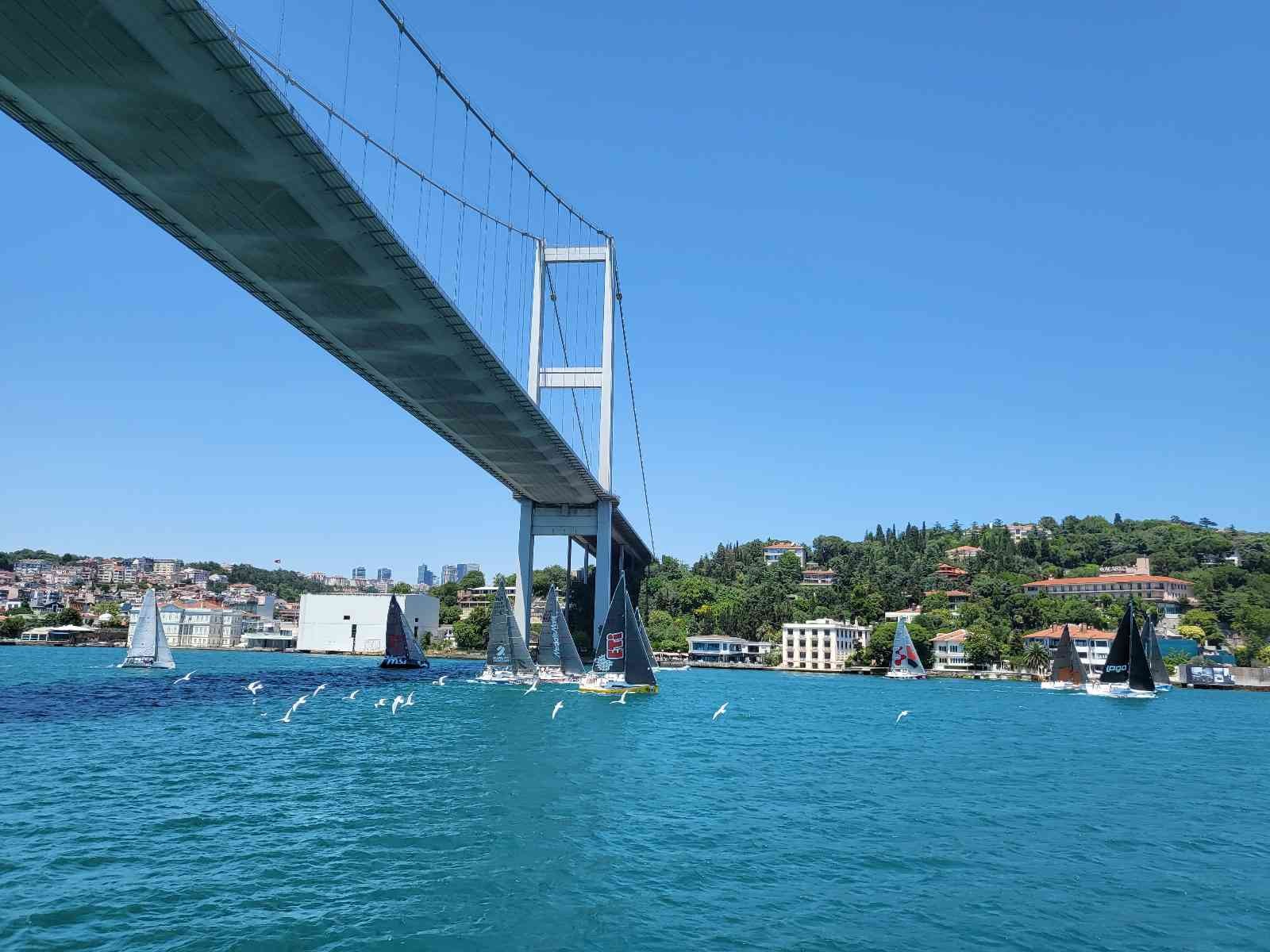 İstanbul Boğazı’nda 25. kez düzenlenen yat yarışları renkli görüntülere sahne oldu