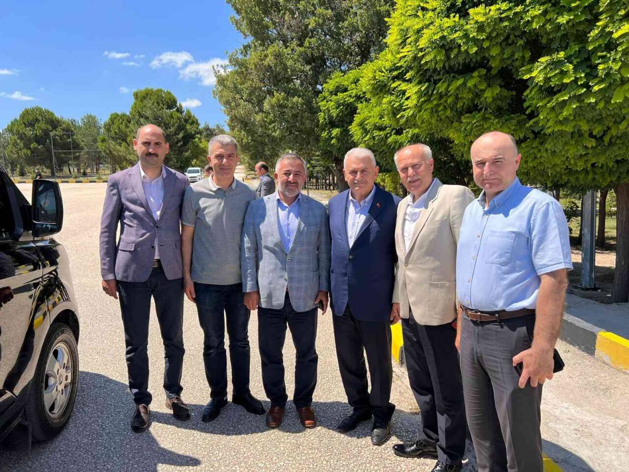 Binali Yıldırım’ı taşıyan helikopter Bilecik’e acil iniş yaptı