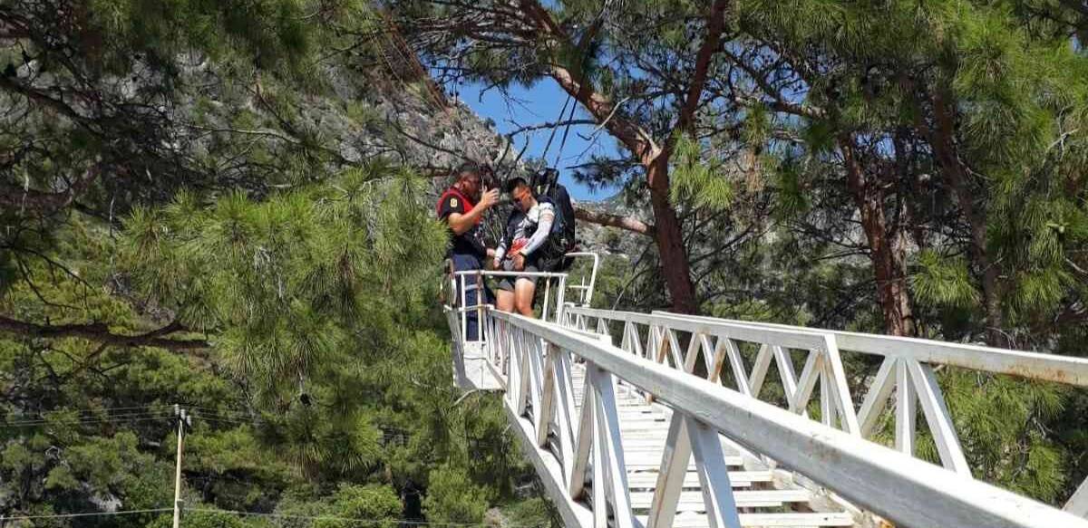 Yamaç paraşütü pilotu ağaçta asılı kaldı
