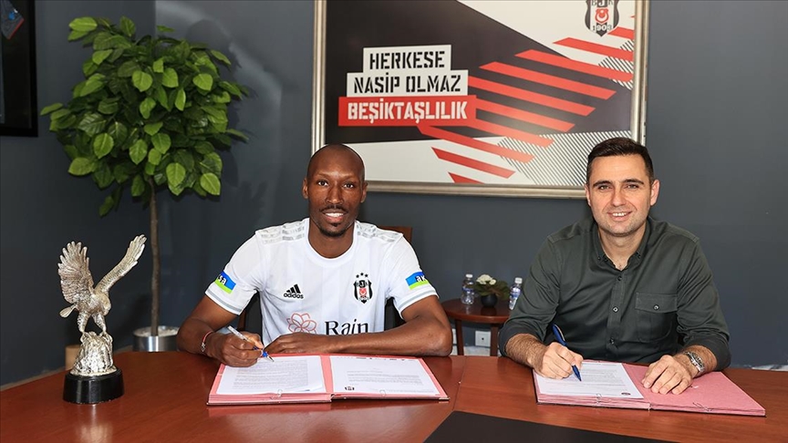 Beşiktaş, Atiba Hutchinson ile sözleşmeyi bir yıllığına uzattı