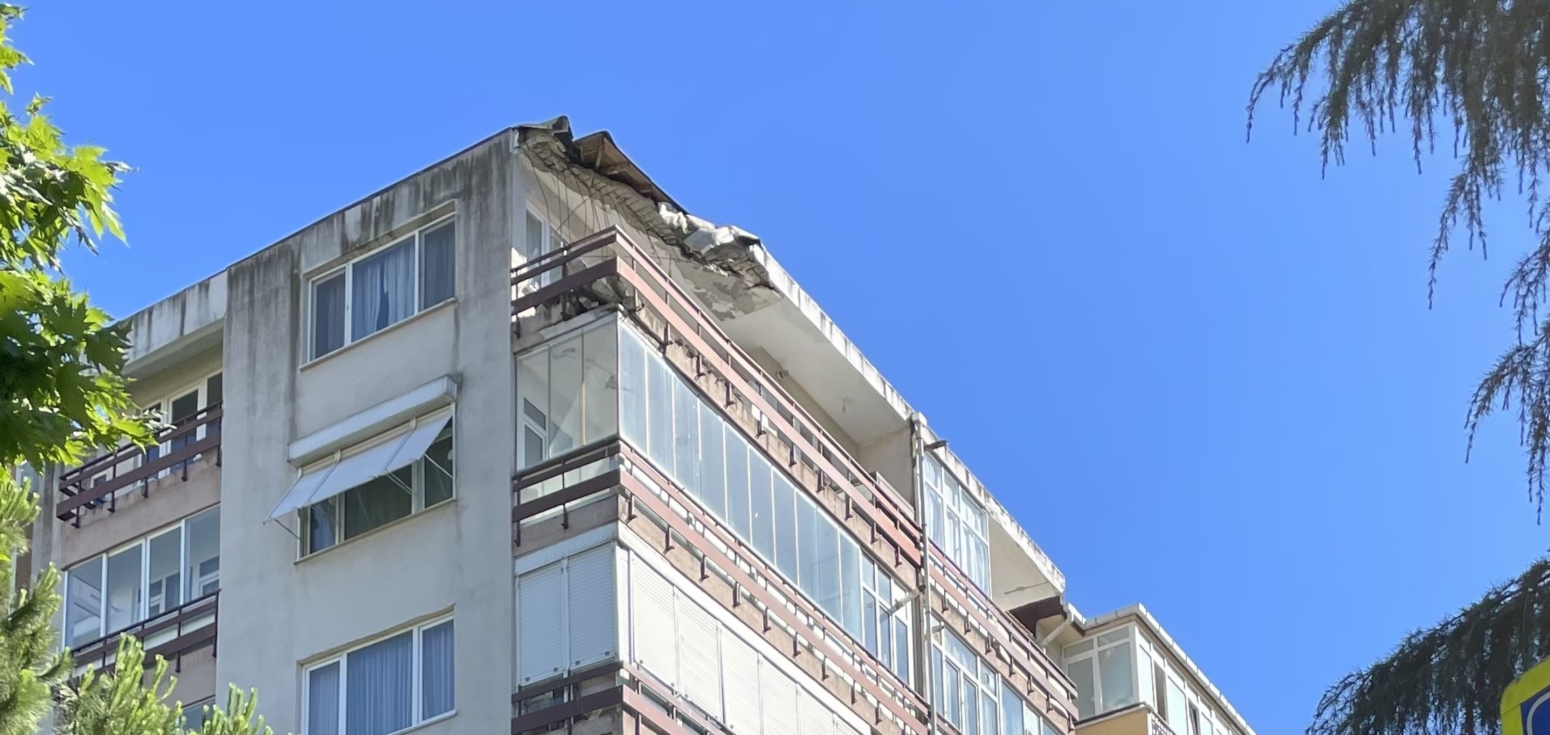 Kartal'da çatısında çökme oluşan apartman boşaltıldı