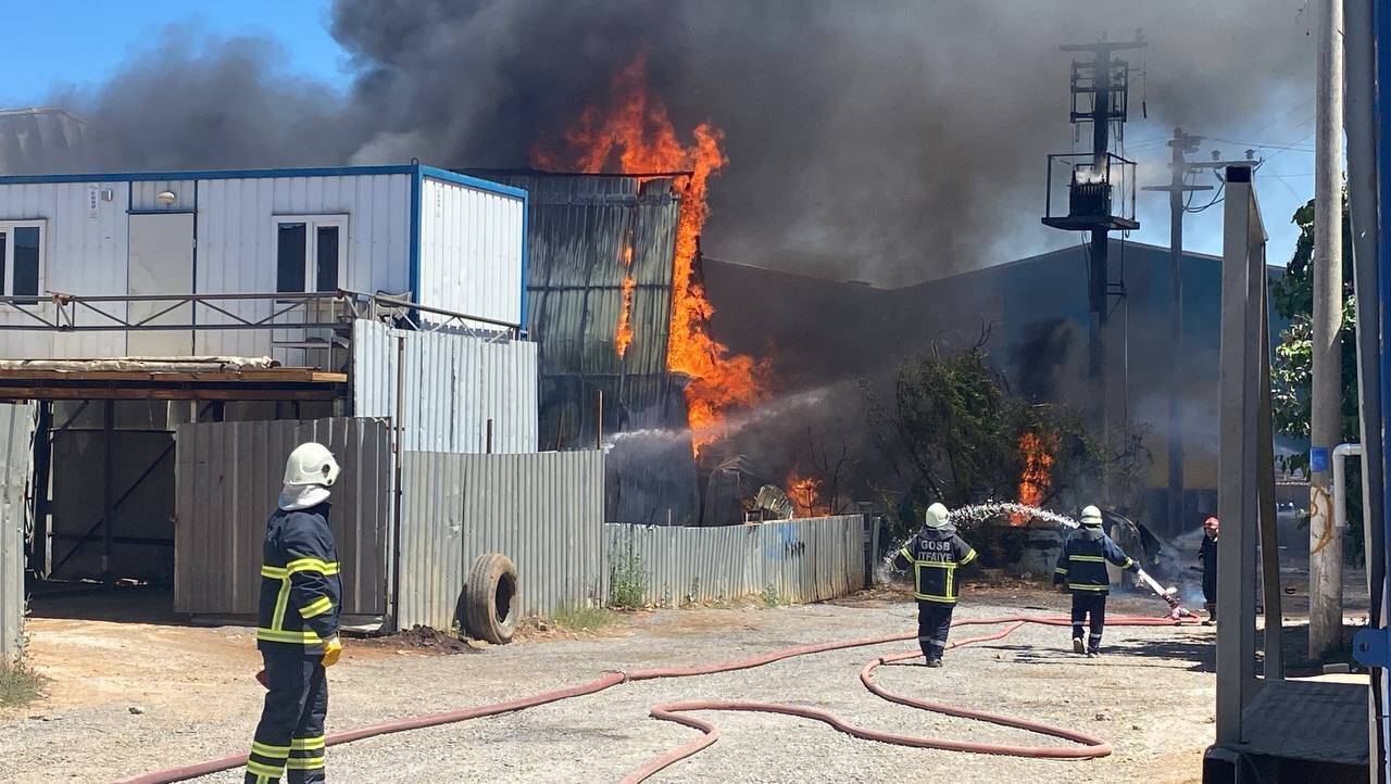 Boya fabrikasında çıkan yangın, uzun uğraşlar neticesinde söndürüldü