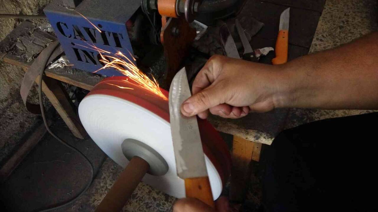 Baba yadigarı mesleklerinin en yoğun günlerini yaşıyorlar