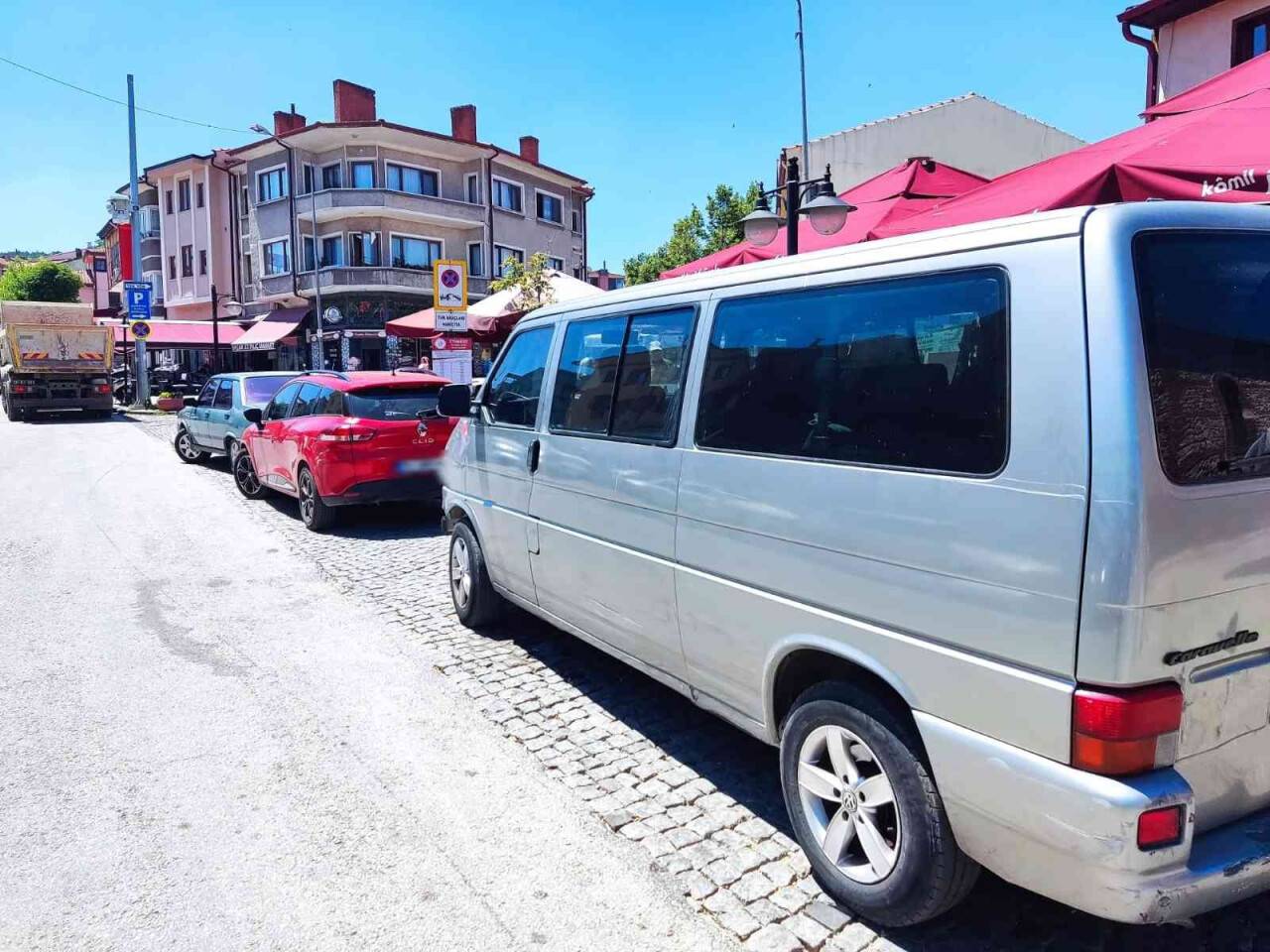 ‘Park yasak’ levhalarına rağmen park edilen araçlar dikkat çekiyor