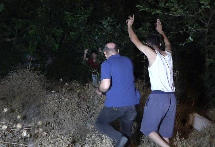 Polis ve mahallelinin didik didik aradığı şüpheli otların arasından çıktı