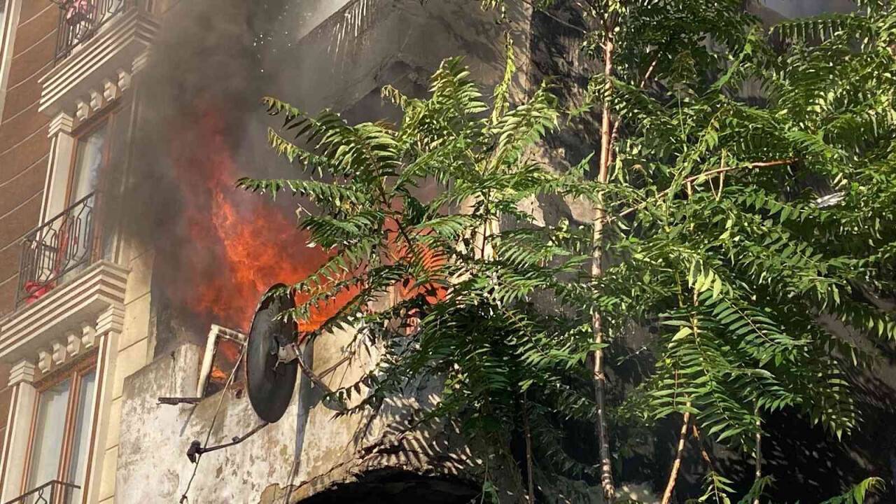 Şişli’de metruk bina alev alev yandı