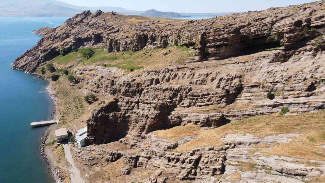 Tatvan’daki asırlık tarihi mağaralar keşfedilmeyi bekliyor