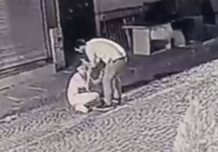 Fatih’te esnaf,  sokak ortasında kadını döven adamın burnunu kırdı