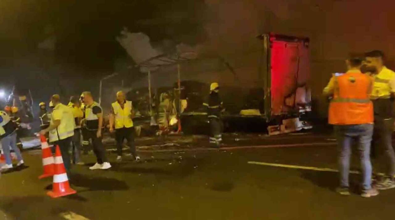 Tünelde tır yandı, sürücüler mahsur kaldı