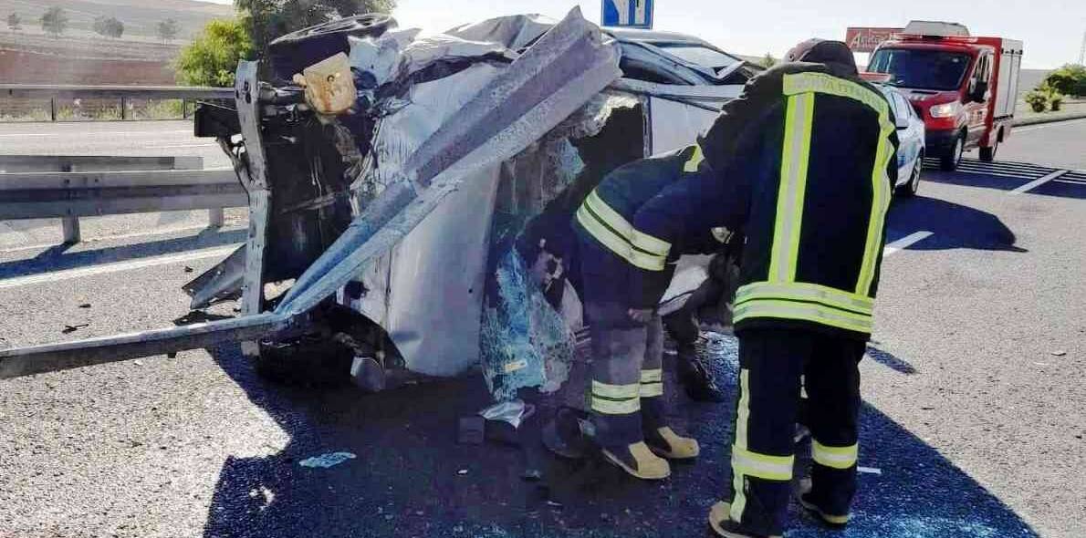 Otomobil bariyerlere çarptı: 4 yaralı