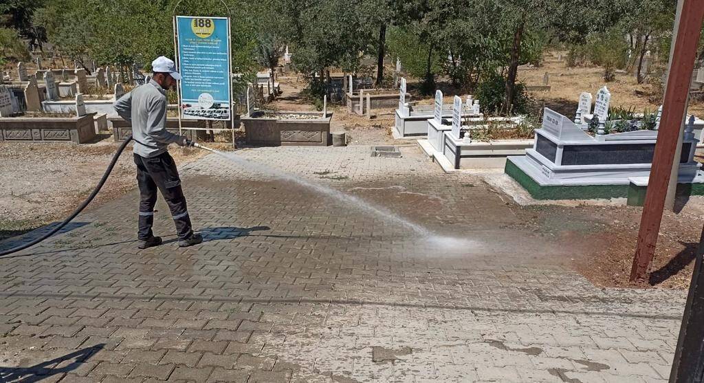 Bayram öncesi mezarlıklarda hummalı çalışma