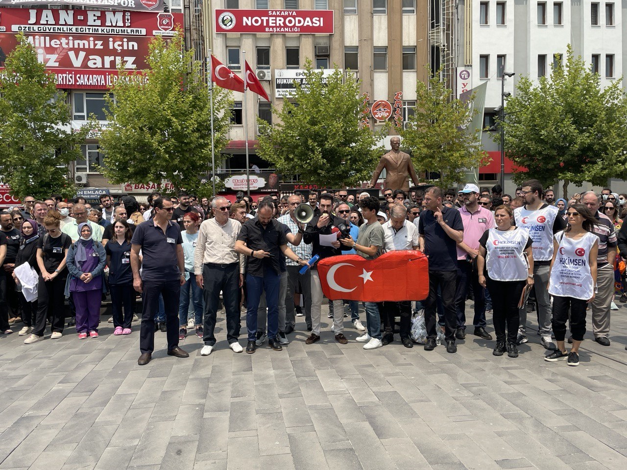 Sakarya ve Zonguldak'ta doktorlardan meslektaşları Karakaya'nın öldürülmesine tepki
