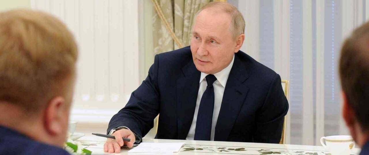 Putin: “Batı bizi savaş alanında yenmek istiyorsa, bırakın denesinler”