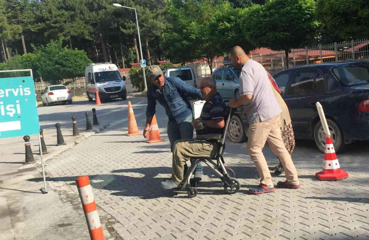 Konya'nın Kulu ilçesinde keserken hastanelik oldular