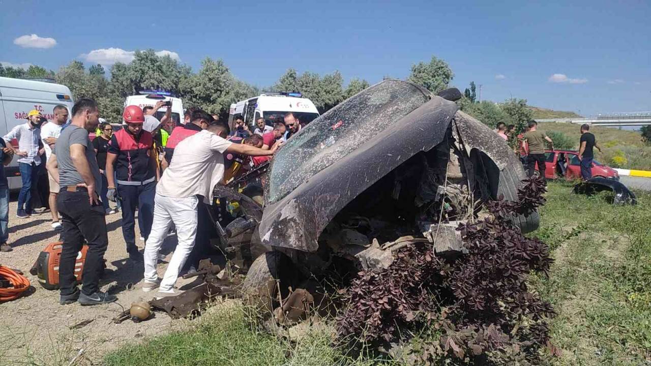 Tatilin ilk günü aşırı hız kazaya sebep oldu: 4 yaralı