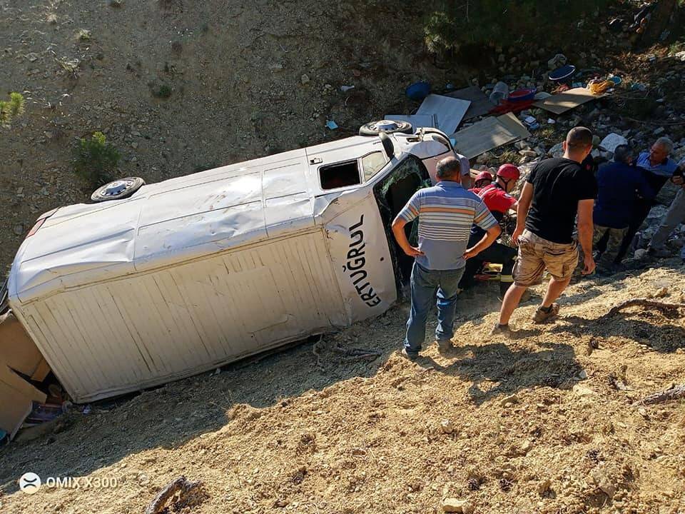 Hırdavat malzemeleri taşıyan minibüs şarampole yuvarlandı