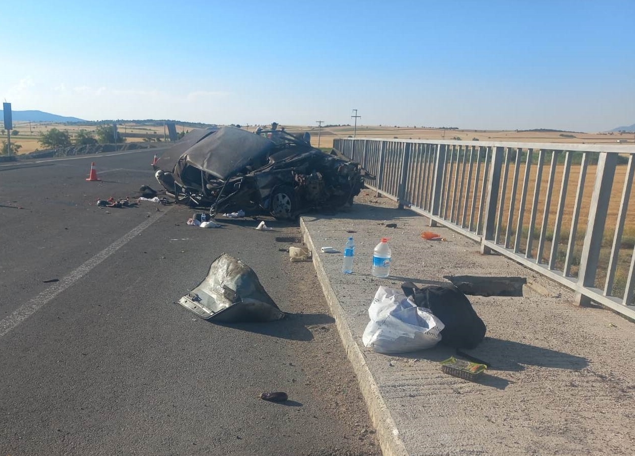 Konya'da köprü bariyerlerine çarpan araçtaki 2 kişi yaralandı