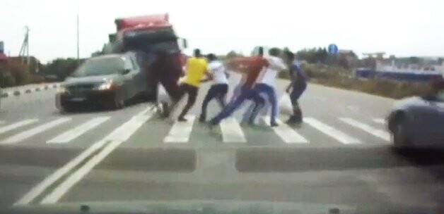 Feci kaza! Kamyon gençleri böyle biçti VİDEO