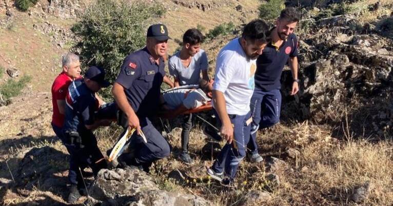 Kaçan keçiyi yakalamak isterken kayalılardan yuvarlandı