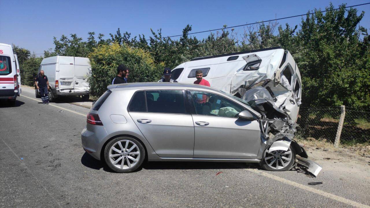 Otomobil park halindeki iki minibüse çarptı: 7 yaralı