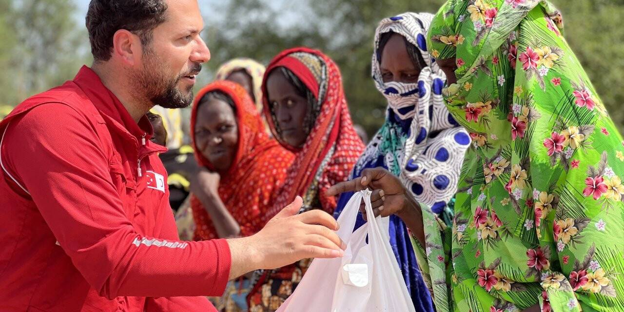 Kamerunlu göçmenlerin kampına ilk Türkiye ulaştı