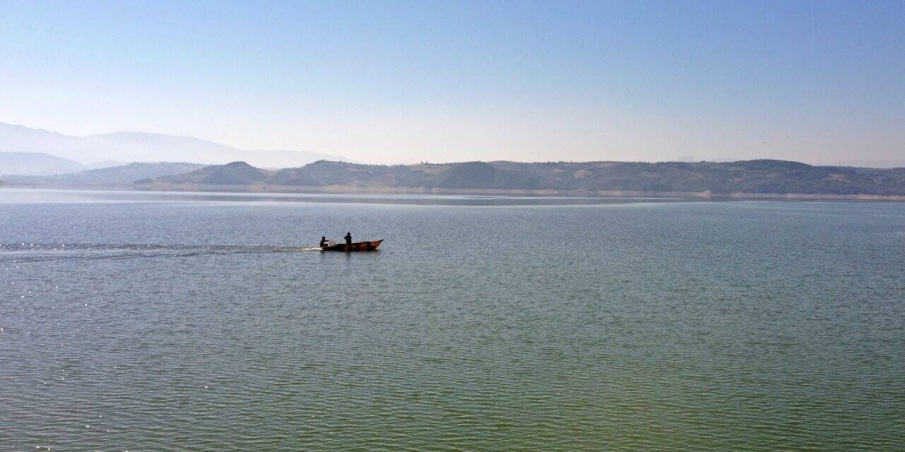 Balıkçıların baraj gölünde av mesaisi başladı