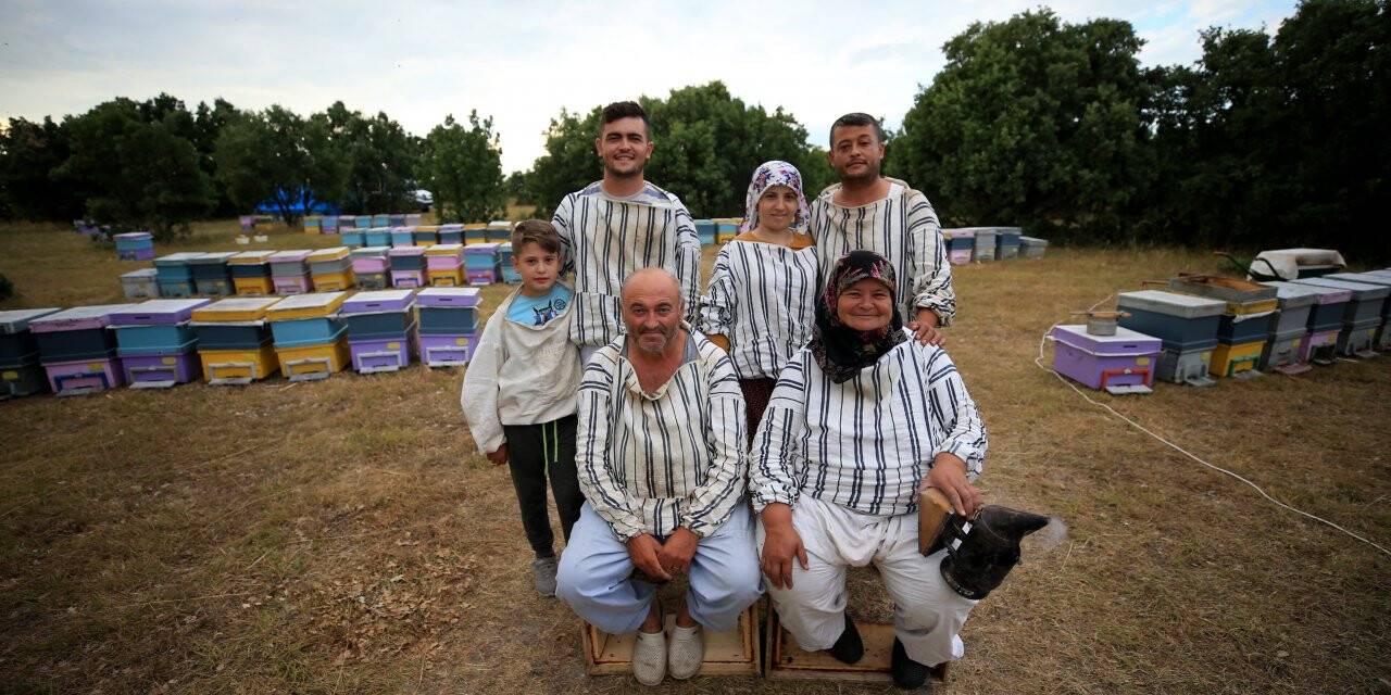 "Gezgin arıcı aile" bal mesailerini bayramda da sürdürüyor