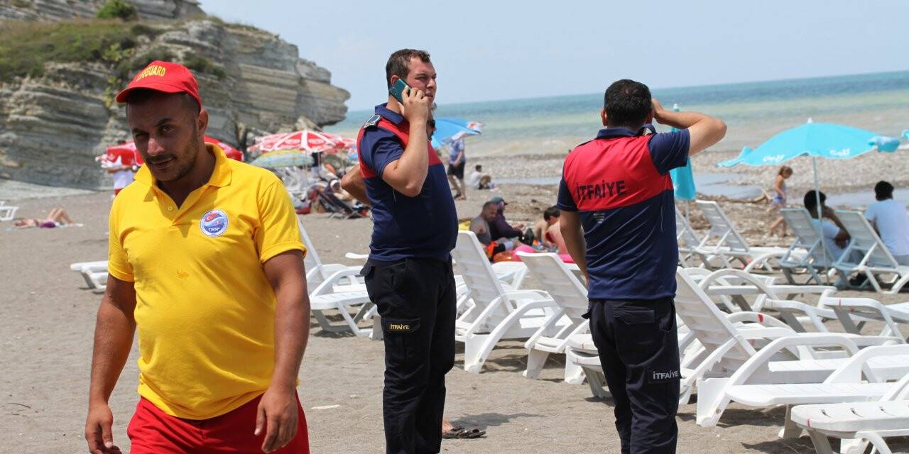 Akıntıya kapılan 2 kişi cankurtaran tarafından kurtarıldı