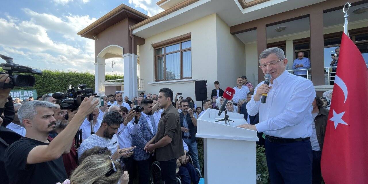Davutoğlu, Konya'da partililerle bayramlaştı