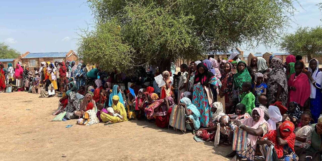 Kamerunlu göçmenlerin kampına ilk Türkiye ulaştı