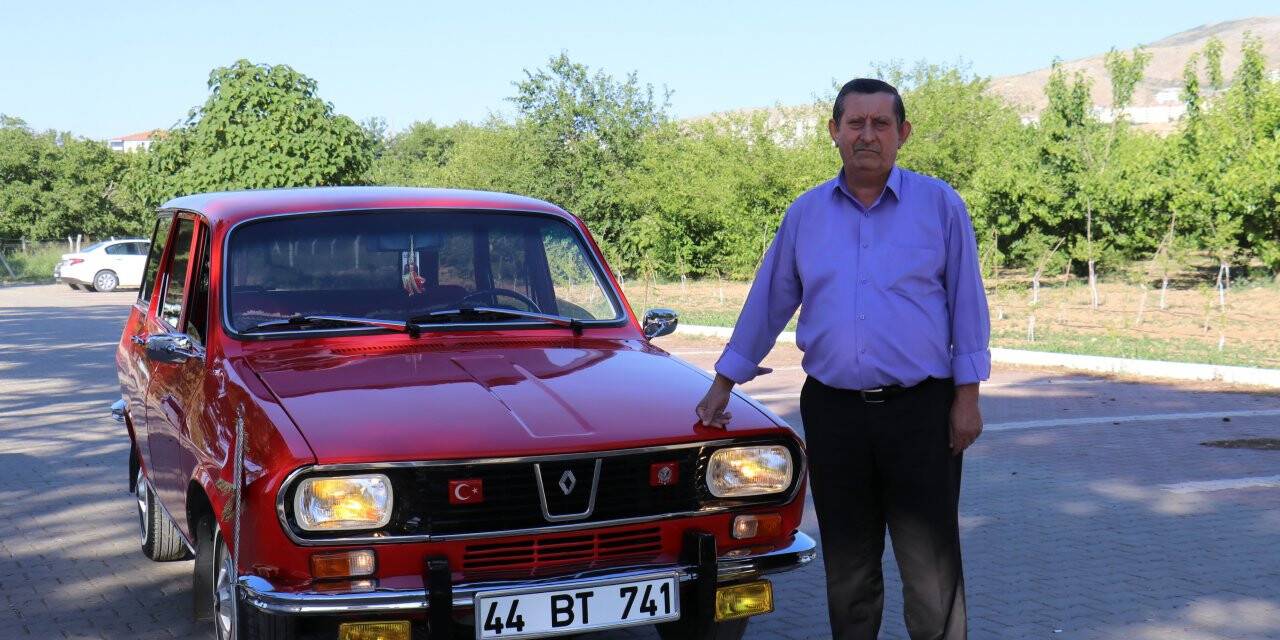 1975 model otomobiline çocuğu gibi bakıyor