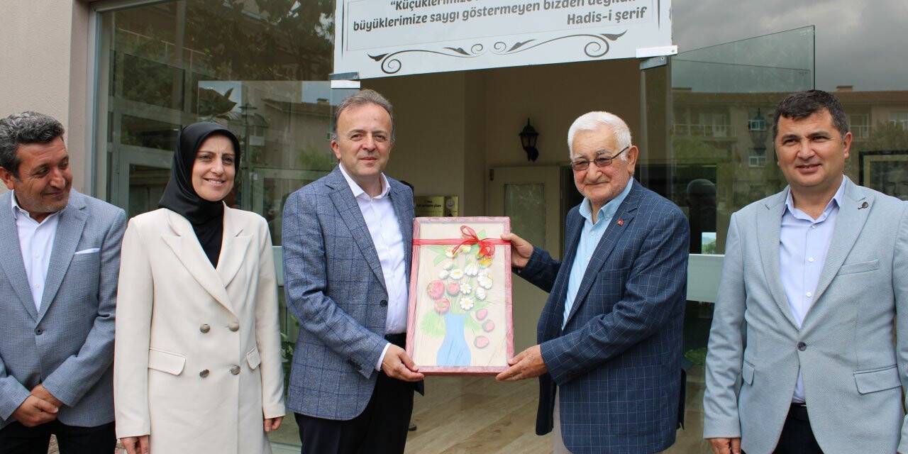 Bakan Yardımcısı Duran, huzurevi sakinleri ile bayramlaştı