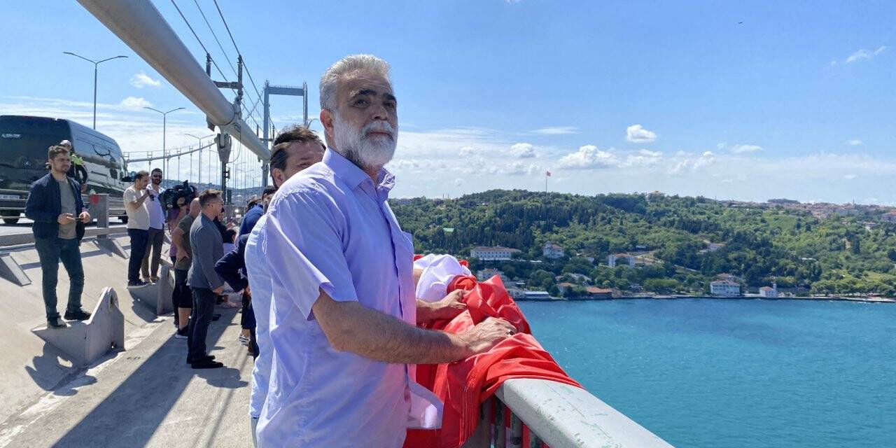15 Temmuz Şehitler Köprüsü’ne dev Türk bayrağı asıldı