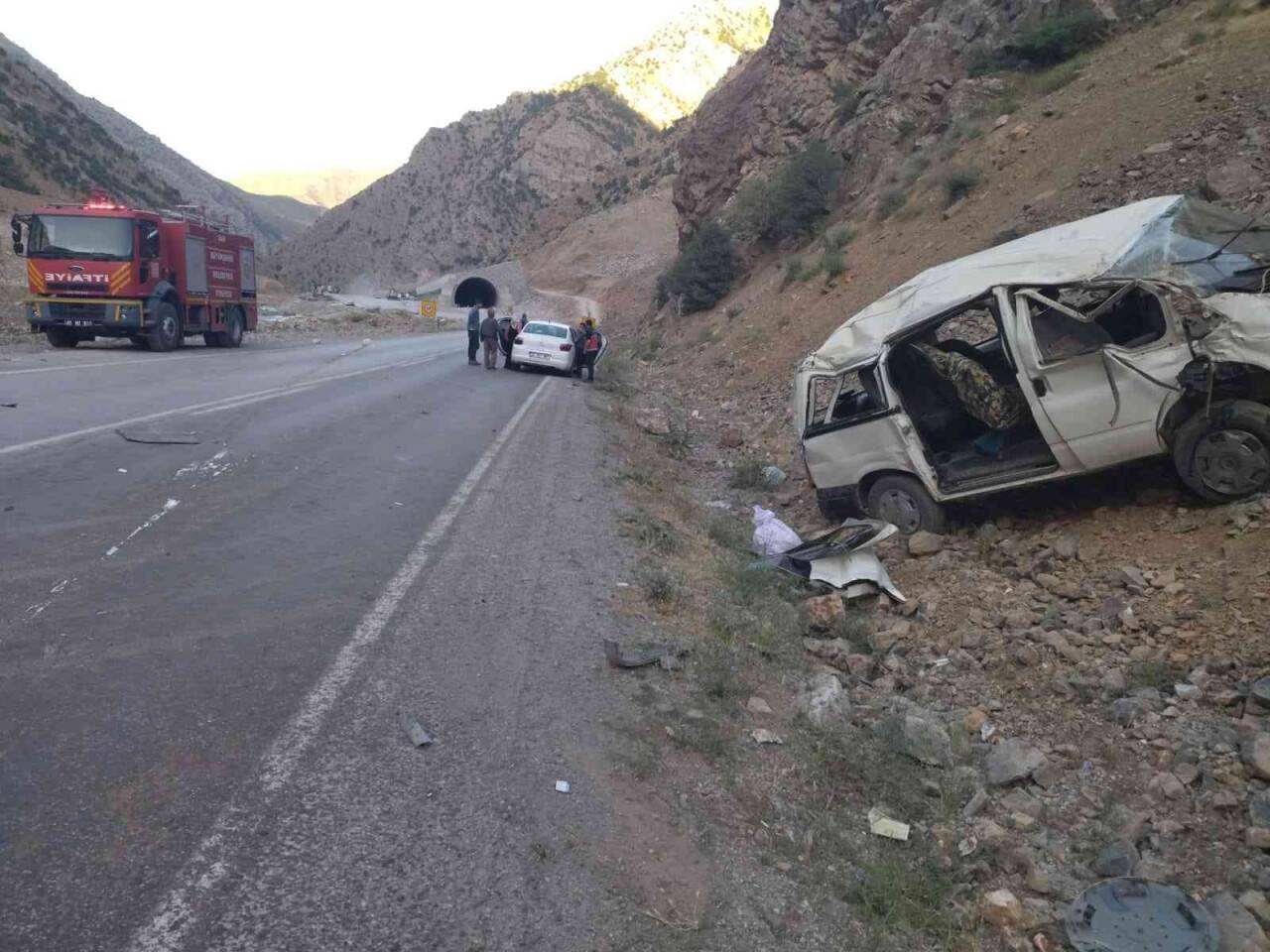 Kontrolden çıkan minibüs takla attı: 2 ölü, 8 yaralı