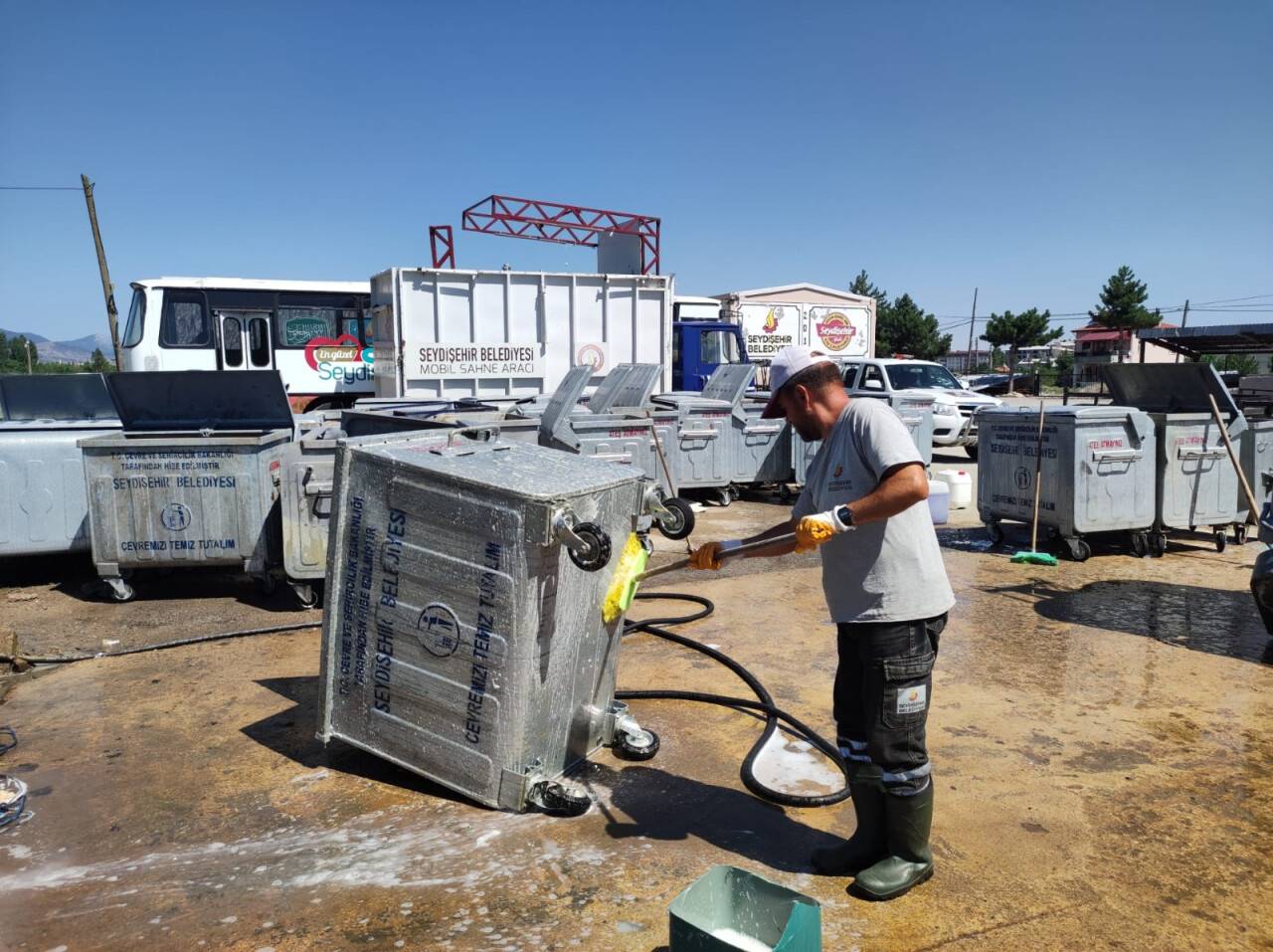 Çöp konteynerleri  dezenfekte ediliyor