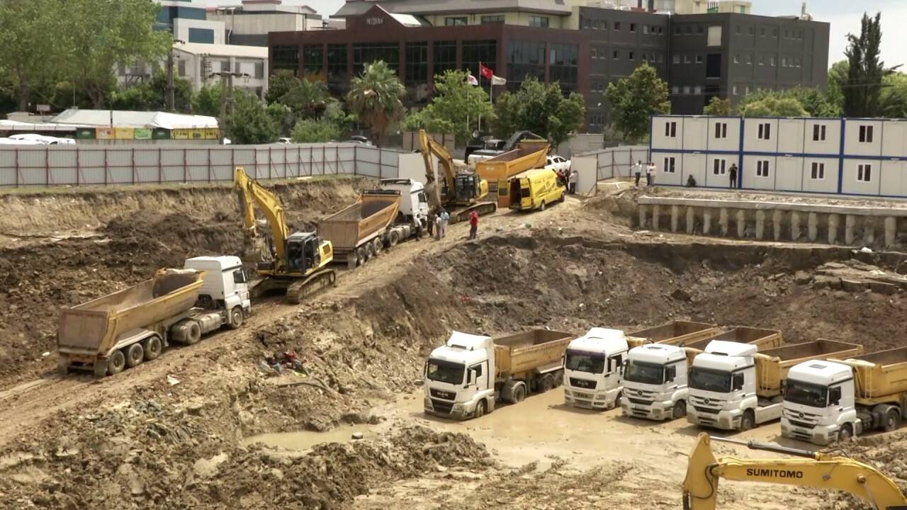 Göle dönen şantiyedeki hafriyat kamyonlarını kurtarma çalışması sürüyor