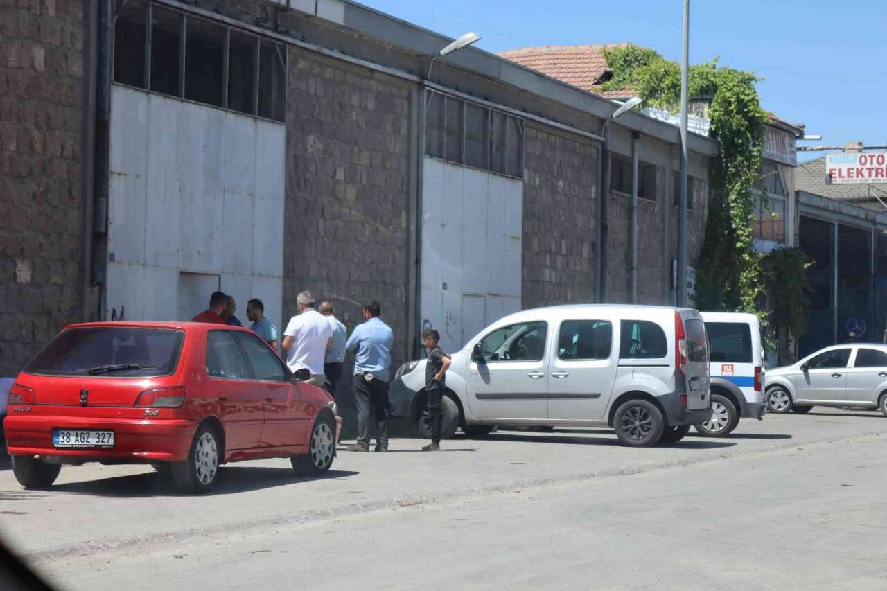 Kayısı toplamak için çıktığı çatıdan düşüp öldü