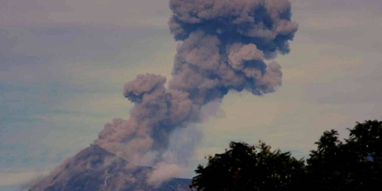 Guatemala’daki Fuego Yanardağı kül ve duman püskürttü