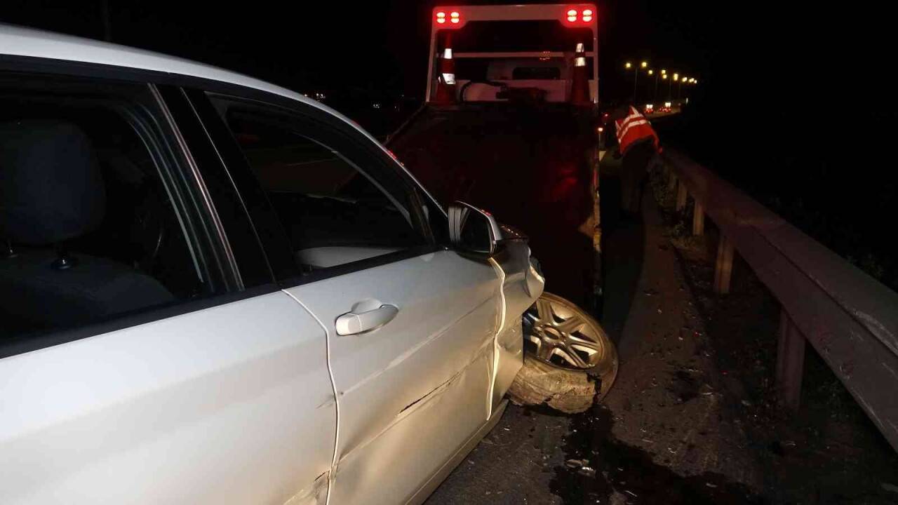 TEM’de otomobil bariyerlere çarptı