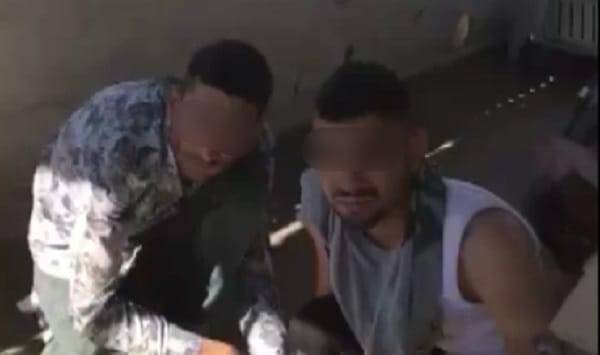 Eve giren hırsızlar yakalanınca ev sahibine yalvardı