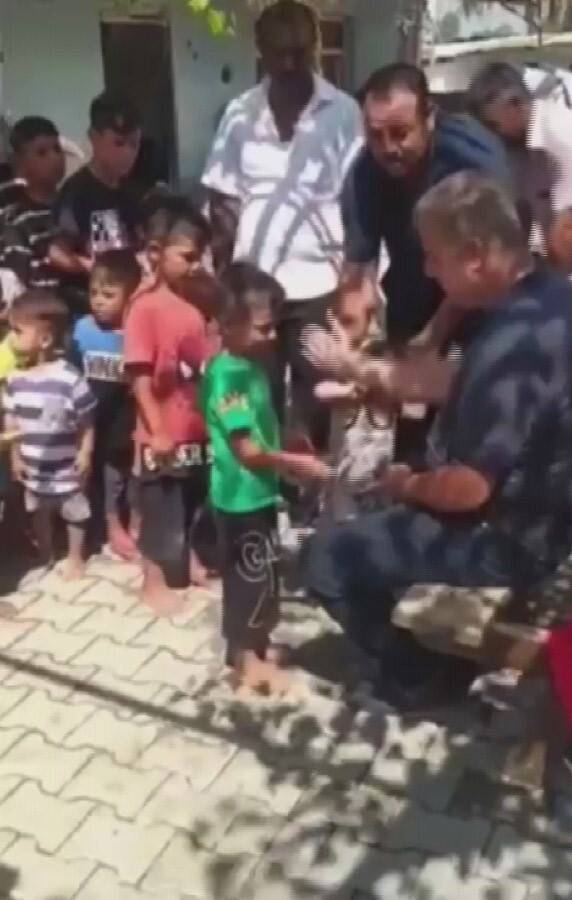 Bayram harçlığı verdi, döverek sevdi