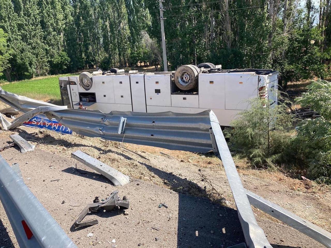 Tur otobüsünün devrilmesi sonucu 3’ü ağır 17 kişi yaralandı