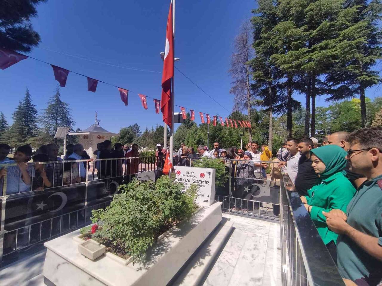 15 Temmuz kahramanı şehit Halisdemir’in kabrine ziyaretçi akını