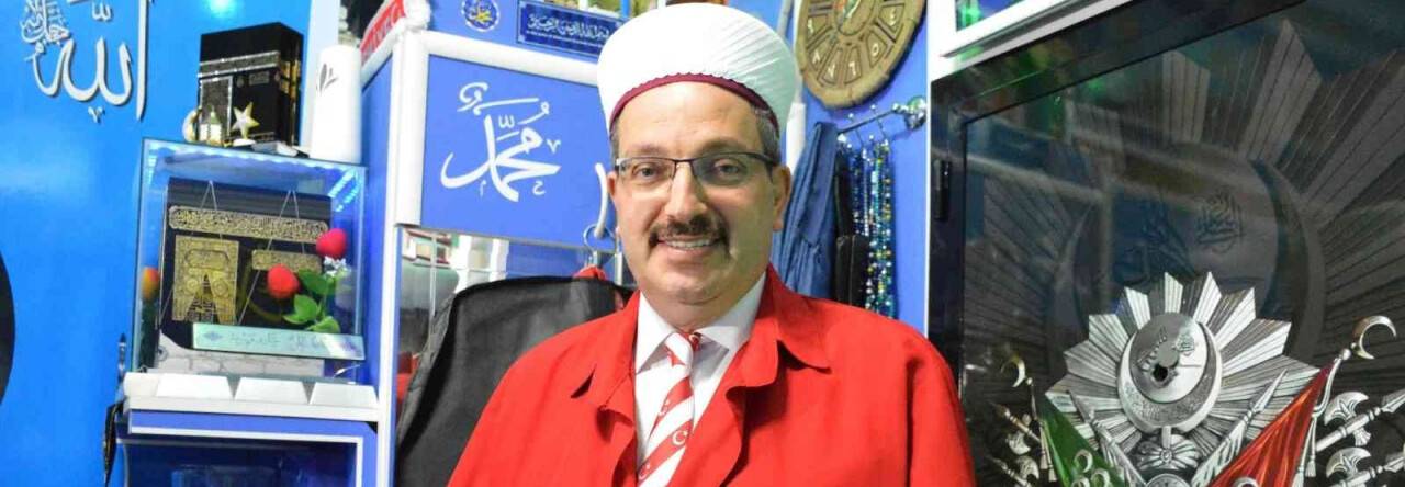 15 Temmuz anısına Cuma hutbesini ay yıldızlı cübbesiyle okudu