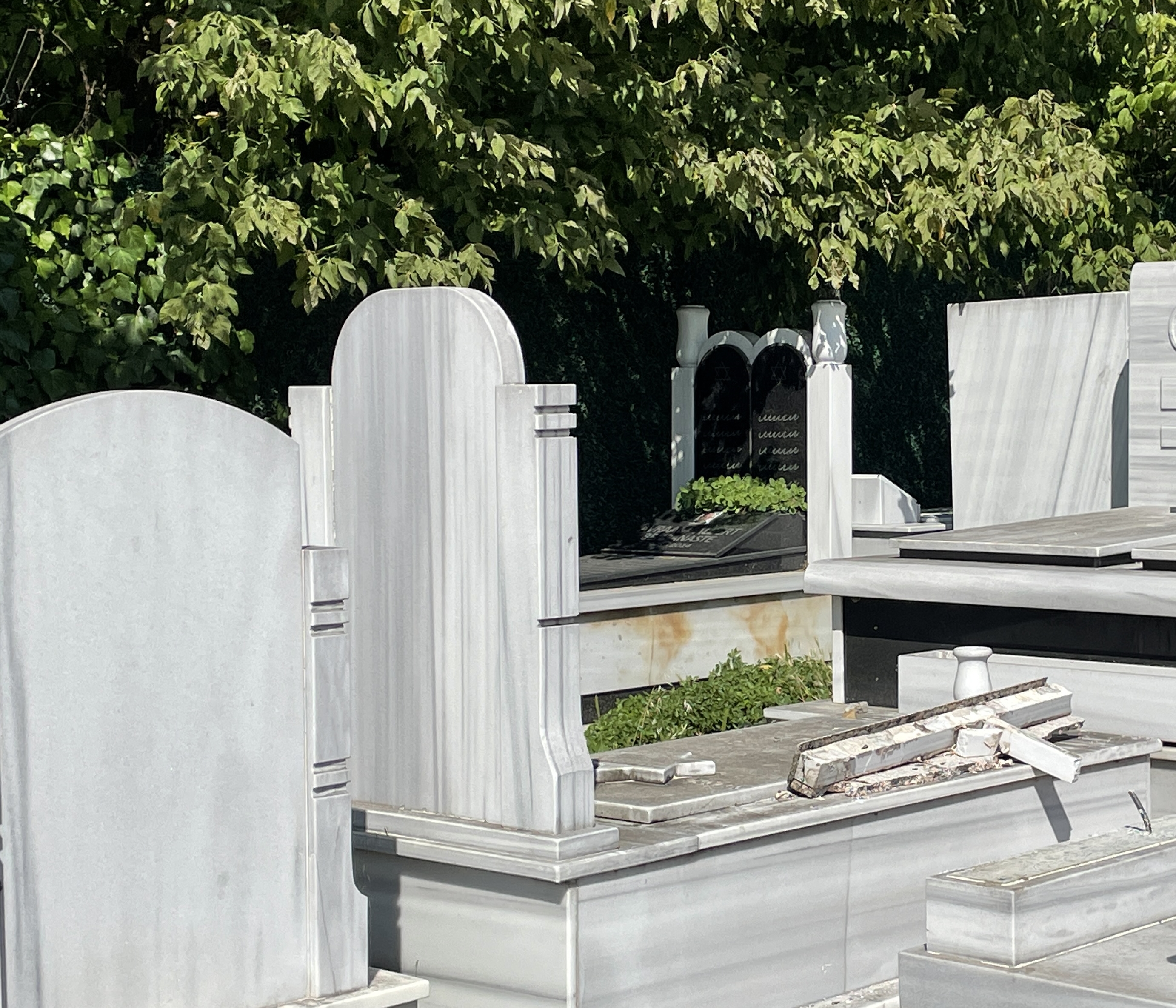 Hasköy Musevi Mezarlığı'nda mezar taşlarını 5 çocuğun tahrip ettiği belirlendi