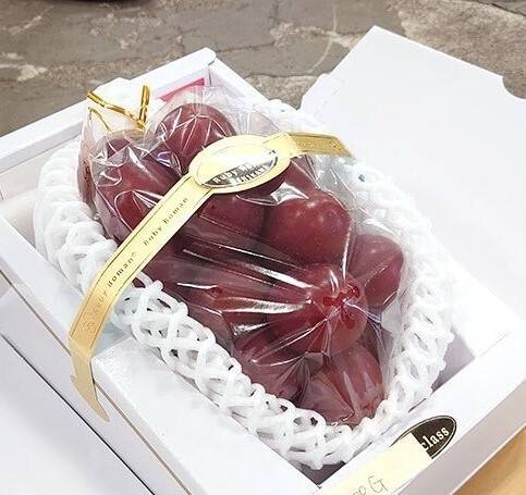 Japonya’da özel üretim salkım üzüm, 10 bin 800 dolara satıldı