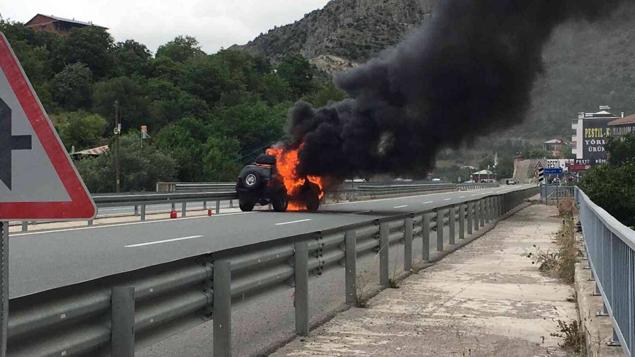 Seyir halindeki cip alev alev yandı